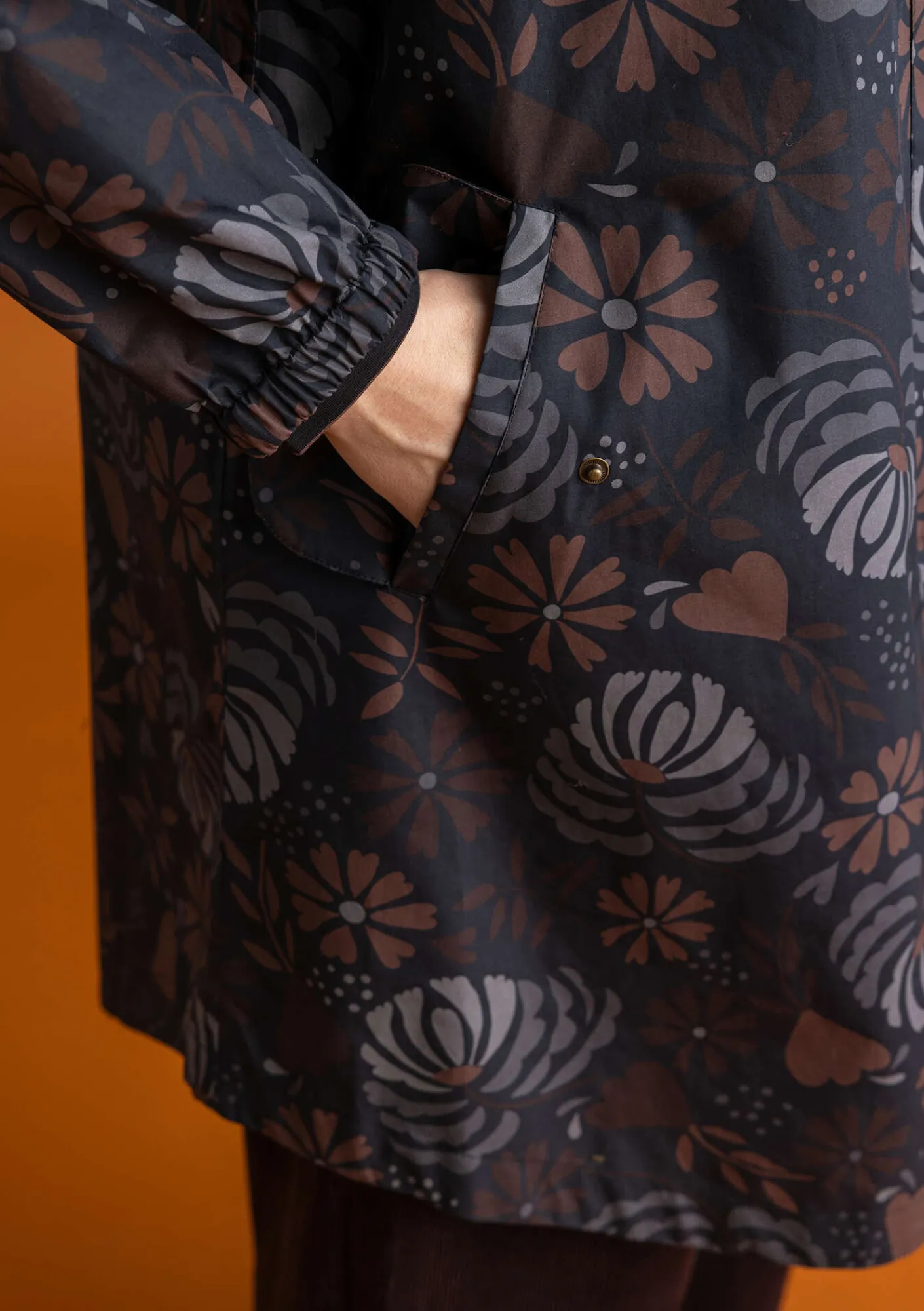 Gudrun Sjödén Jacken & Mäntel>Regenjacke „Hedda“ aus Bio-Baumwollgewebe Schwarz-gemustert