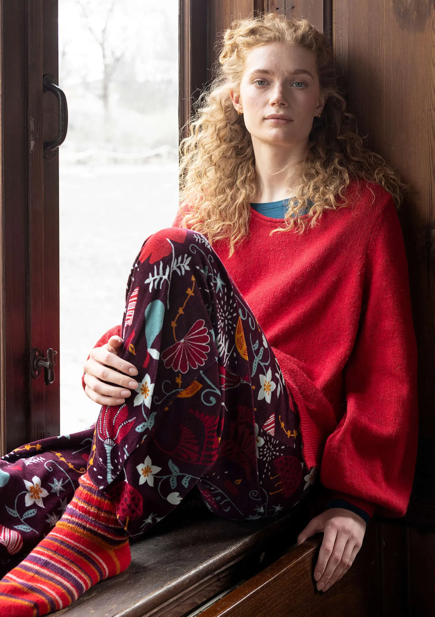 Gudrun Sjödén Hosen>Velourshose „Fyrverkeri“ aus Bio-Baumwolle/Recycling-Polyester Aubergine-gemustert
